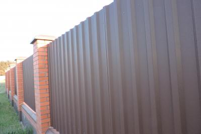Забор из матового профнастила (металлопрофиля) RAL 8017 в Жабинке фото